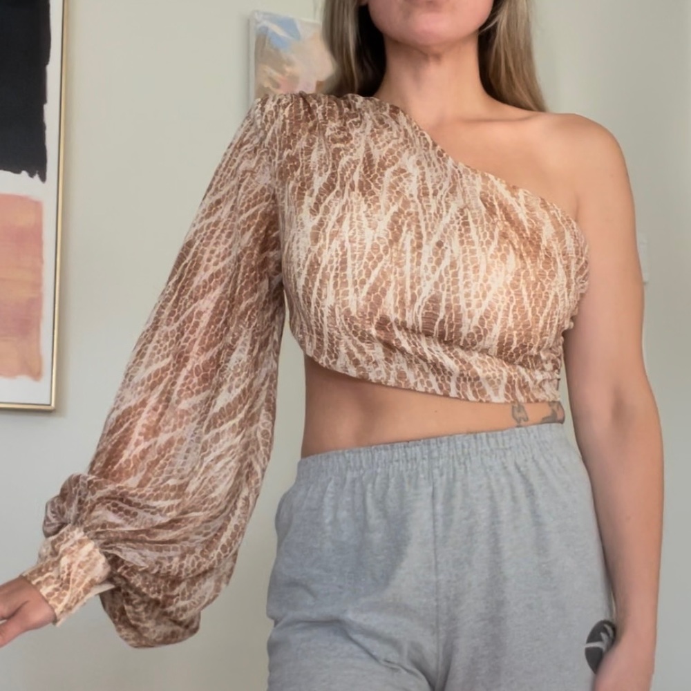 One shoulder crop top